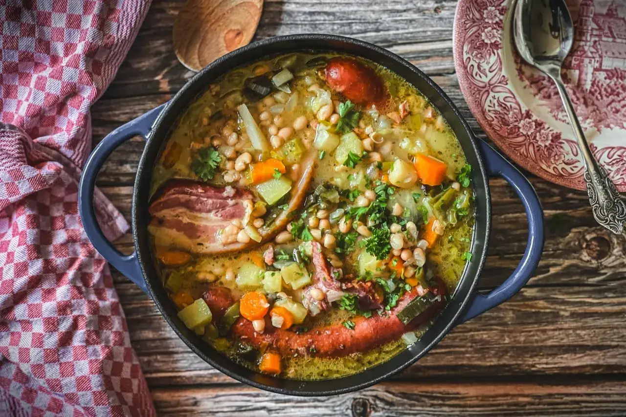 Herzhaftes Gericht mit weißen Bohnen, Karotten, Lauch und Wurst. So lecker können Bohnen kochen!