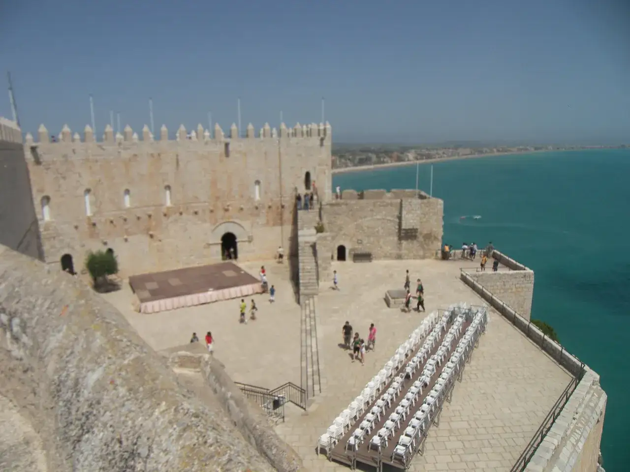 El castillo de Pe&ntilde;&iacute;scola, testigo de la historia, se alza imponente sobre el mar Mediterr&aacute;neo.