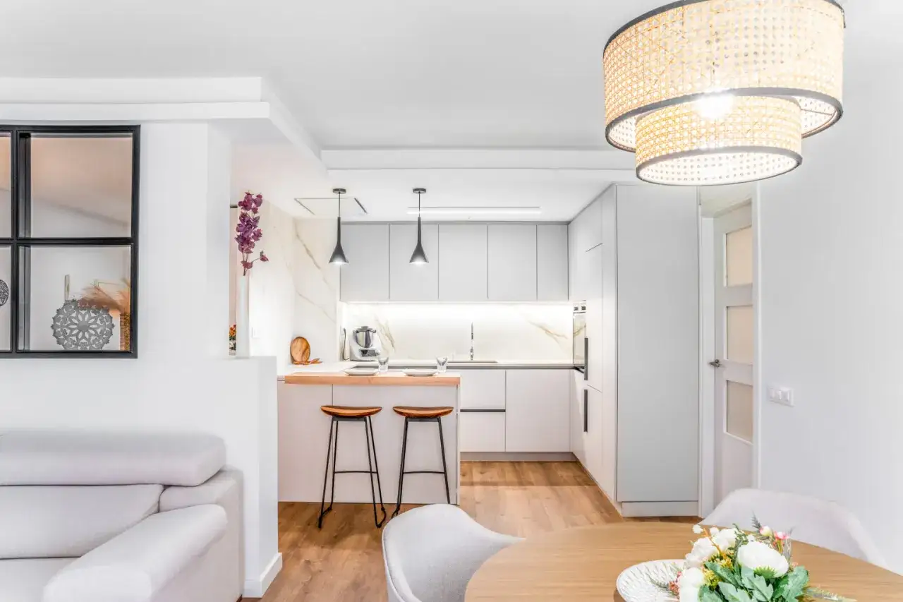 Cocinas abiertas al salón pequeñas, con barra y taburetes. Diseño moderno y luminoso.