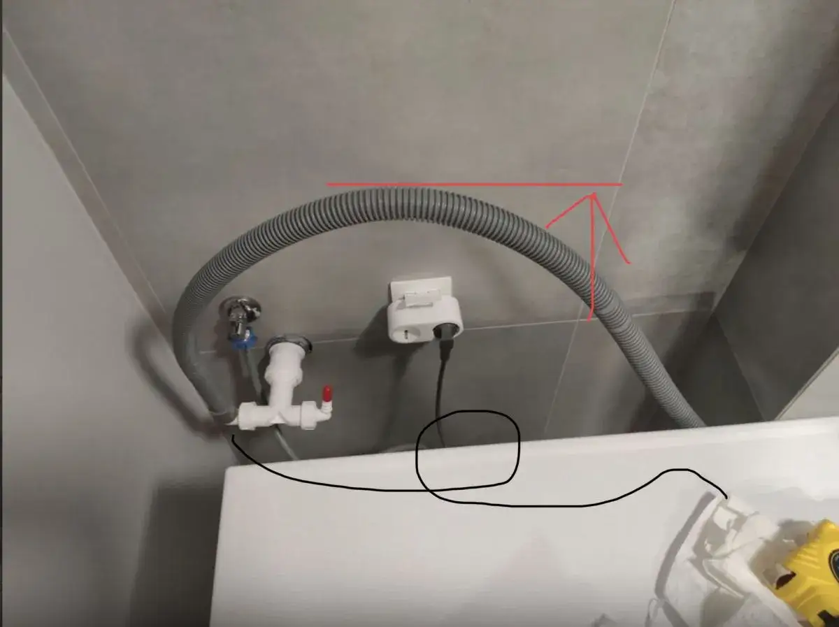 Instrukcja jak podłączyć pralkę: wąż odpływowy i kabel zasilający. Widać przyłącze wody i gniazdko.