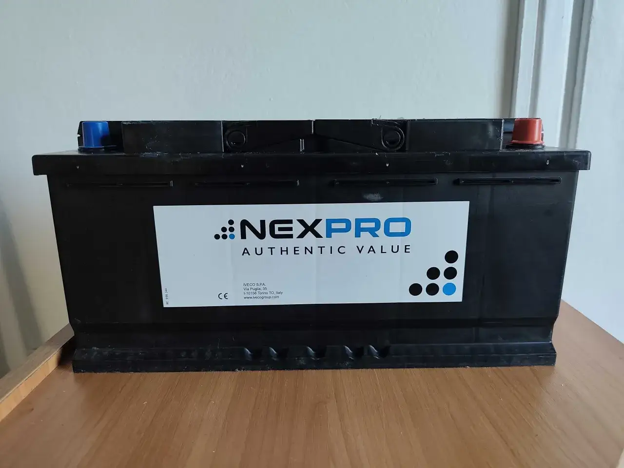 Akumulator NEXPRO, idealny do Renault Master. Gdzie jest akumulator? Tutaj! Czarny, z niebieskim i czerwonym zaciskiem.