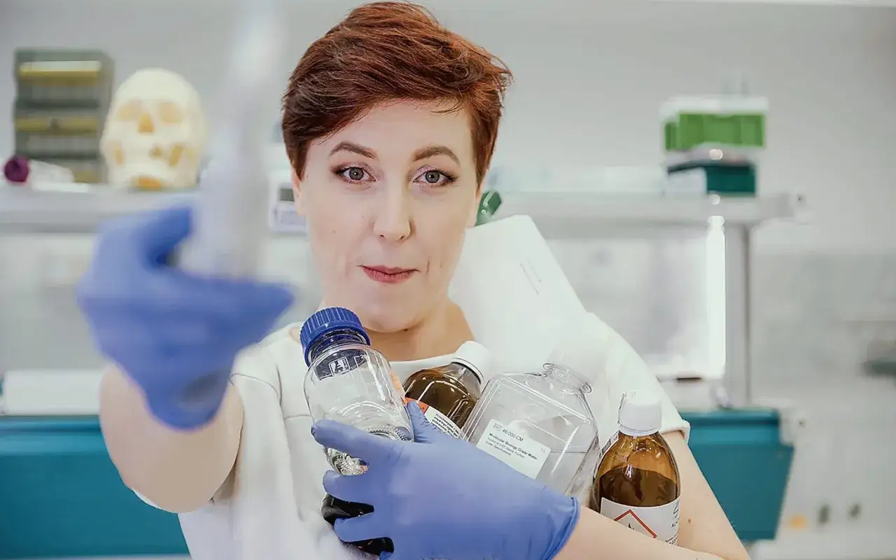 Naukowiec w laboratorium analizujący próbki DNA