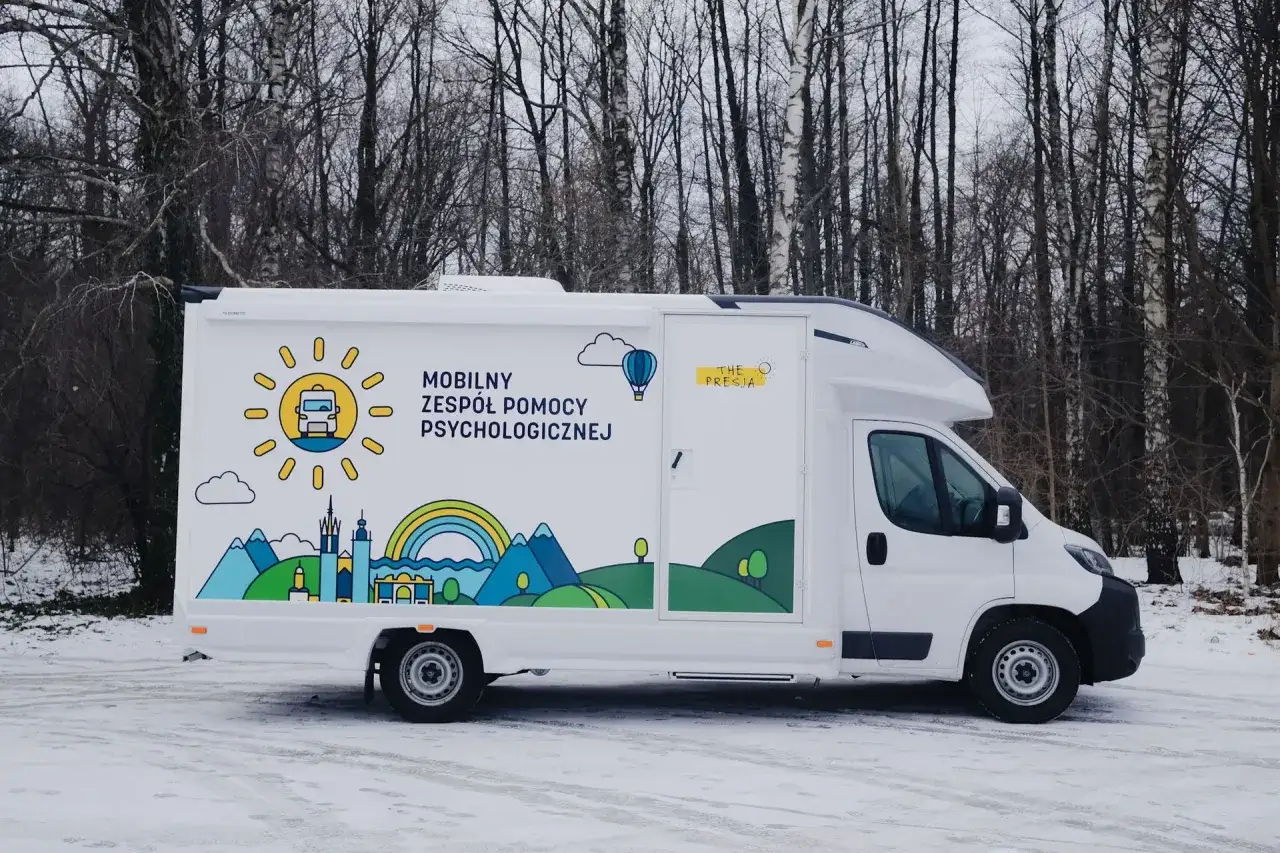 Mobilny zespół pomocy psychologicznej w białej przyczepie, gotowy do działania. Czy do psychiatry potrzebne jest skierowanie? Ta przyczepa oferuje wsparcie.