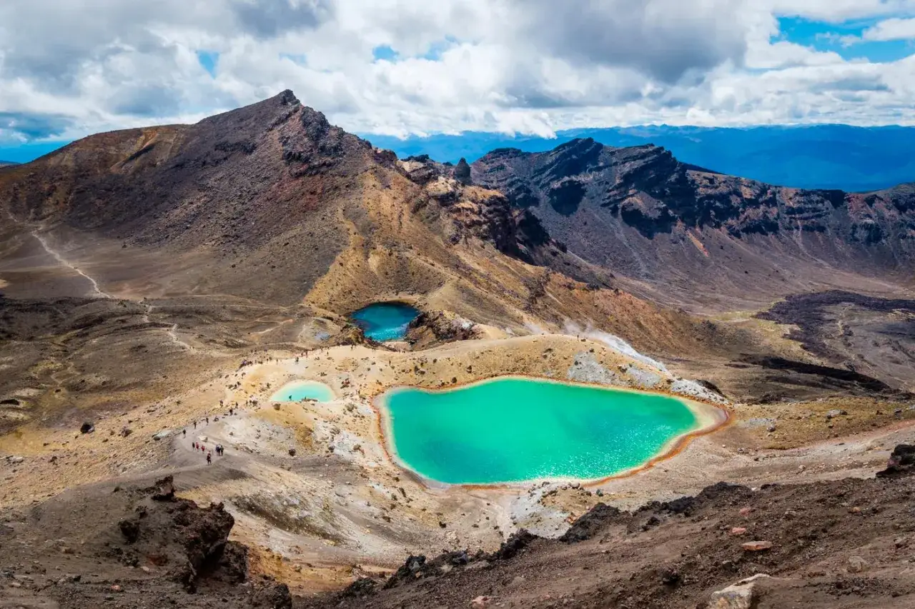 Senderos y lagos turquesa en el Tongariro Alpine Crossing, un paisaje volcánico impresionante.