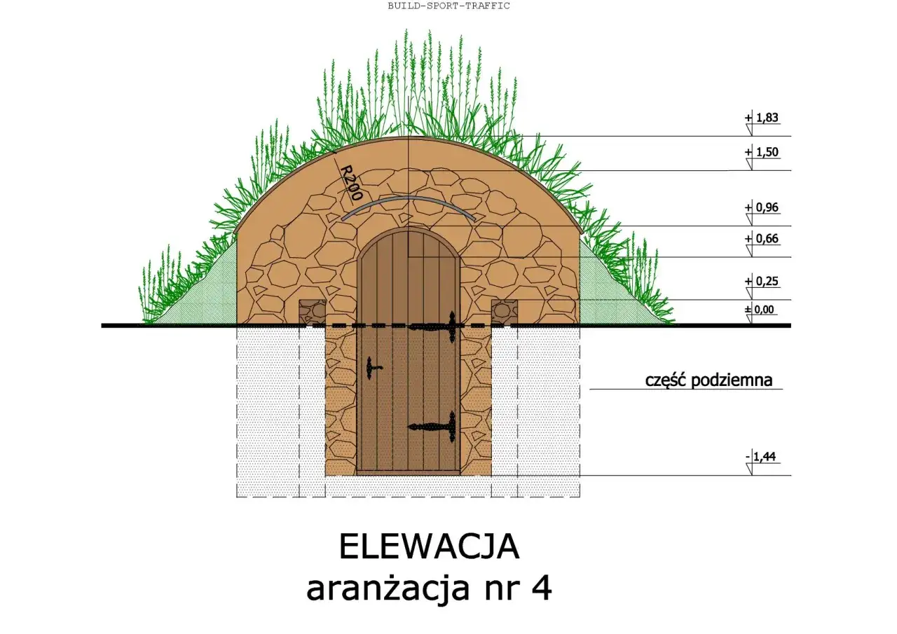 Ziemianka z bloczków betonowych, obłożona kamieniem, z drewnianymi drzwiami i zielonym dachem.