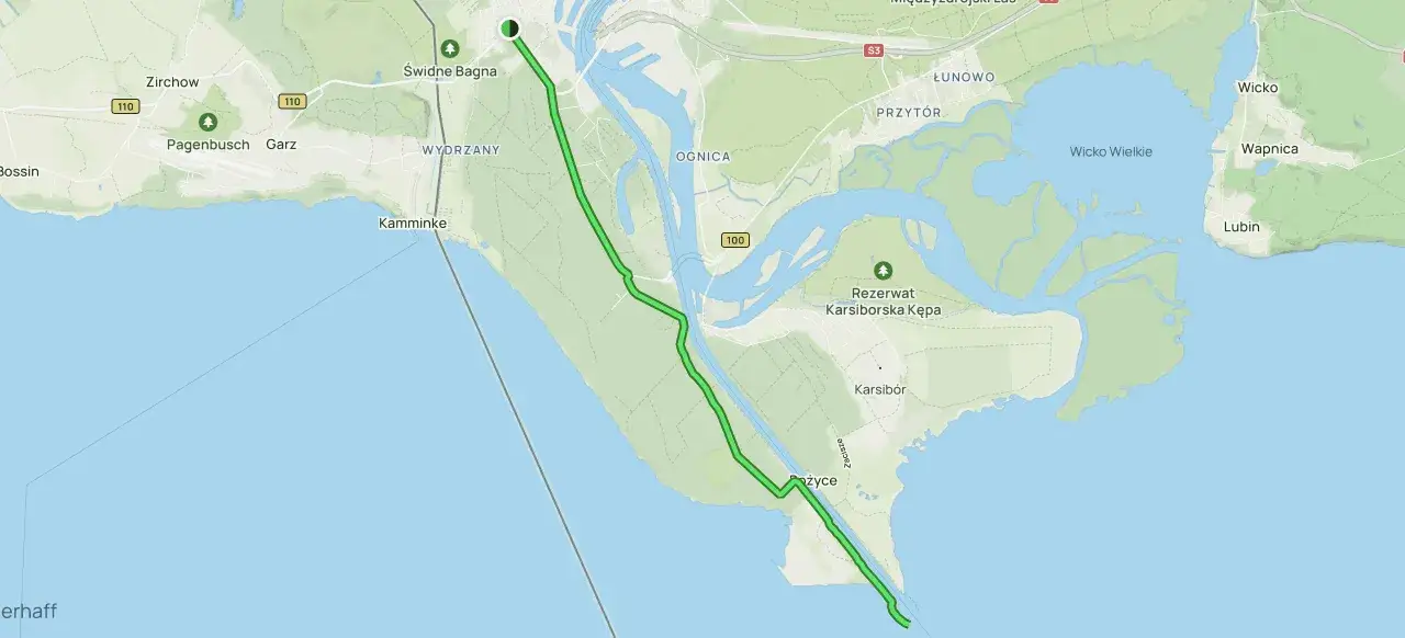 Mapa pokazuje malownicze trasy rowerowe Świnoujście, prowadzące przez tereny zielone, wzdłuż wody i przez rezerwat Karsiborska Kępa.