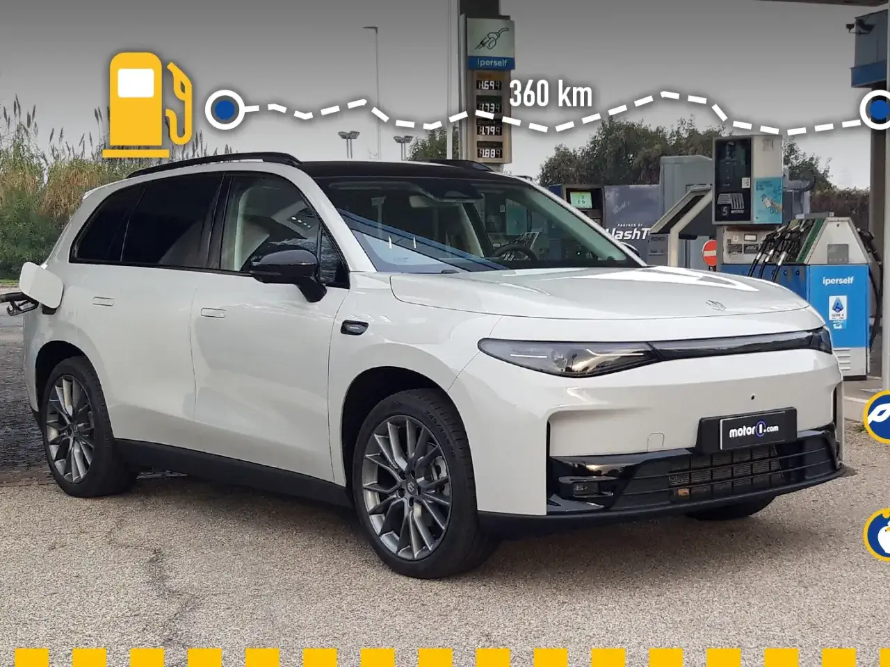 Leapmotor C10 REEV: un'auto elettrica con autonomia estesa, qui in carica. 360 km di viaggio possibili.