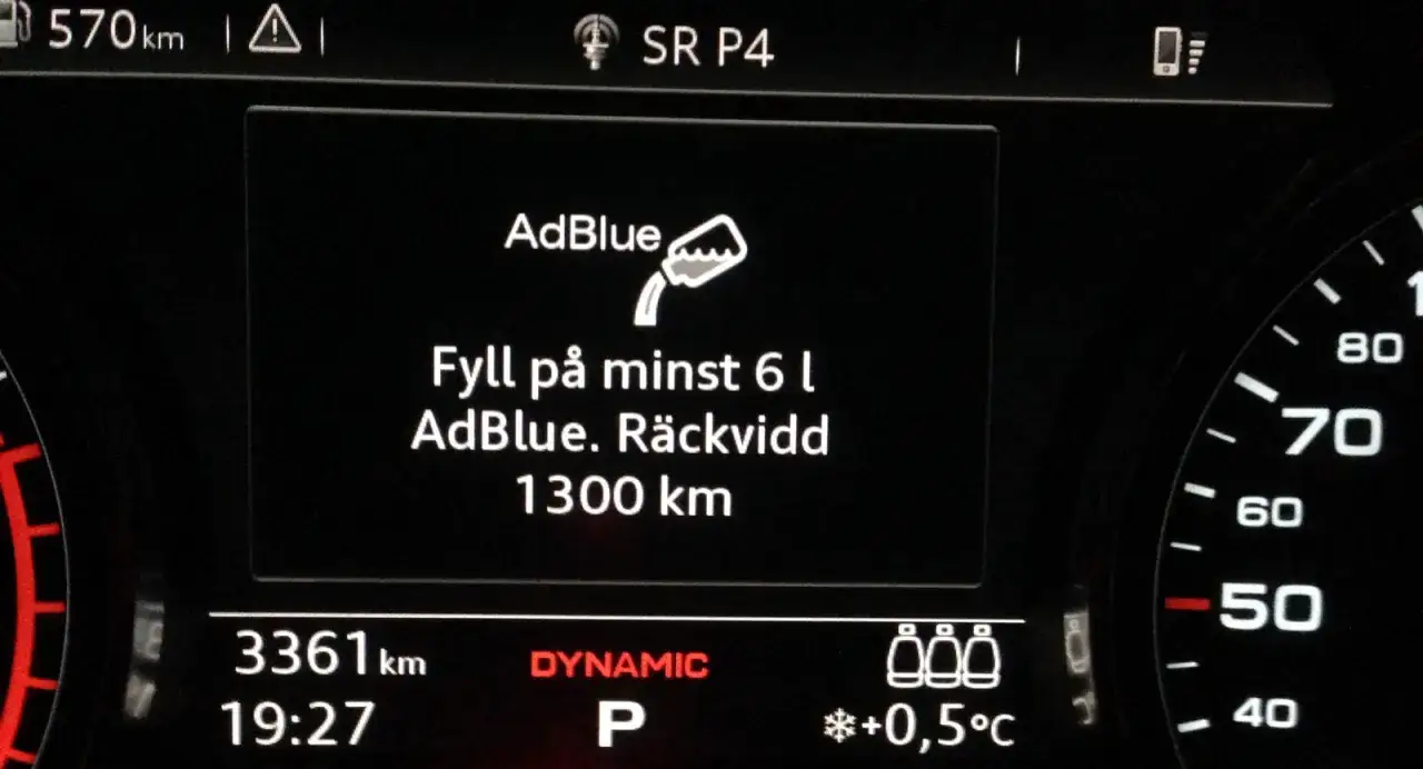 AdBlue-problem: Fyll p&aring; minst 6 liter AdBlue. R&auml;ckvidd 1300 km. Varningstriangel syns.