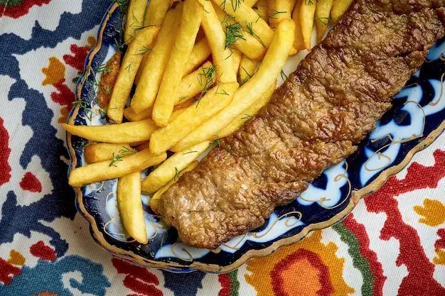 tradycyjny turecki kebab na talerzu