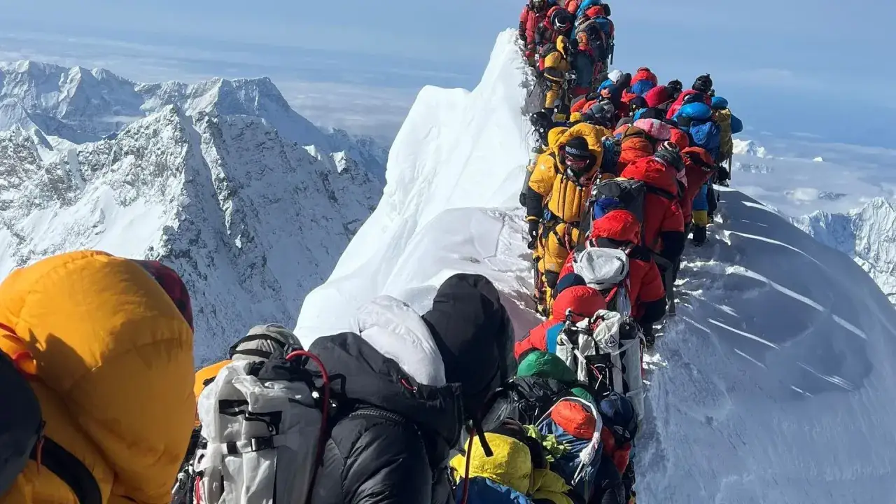 Bergsteiger Schlange am Everest. Kenton Cool, ein erfahrener Bergsteiger, teilt dieses Bild einer langen Schlange von Bergsteigern, die auf dem Gipfel des Mount Everest warten.