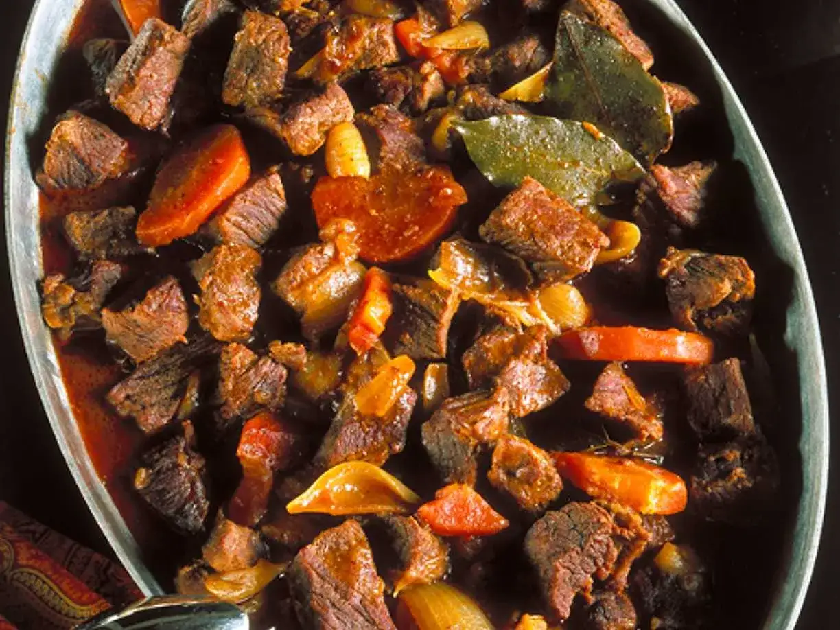En mustig kalops med möra köttbitar, morötter och lök i en smakrik sås. Ett klassiskt kalops recept som värmer.