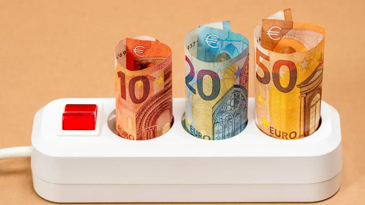 Euro-Scheine in einer Steckdosenleiste: 10, 20 und 50 Euro. Ein roter Schalter symbolisiert, wie man Geld sparen kann, indem man unn&ouml;tige Ausgaben abschaltet.
