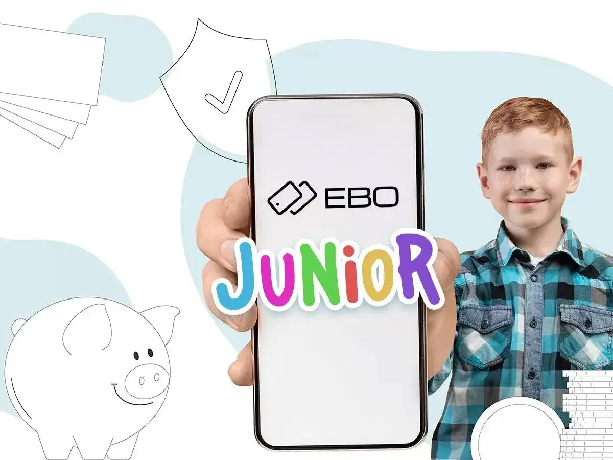 Chłopiec z uśmiechem trzyma telefon z napisem EBO Junior. Idealne rozwiązanie, by dowiedzieć się, ile kieszonkowego dla 18 latka.