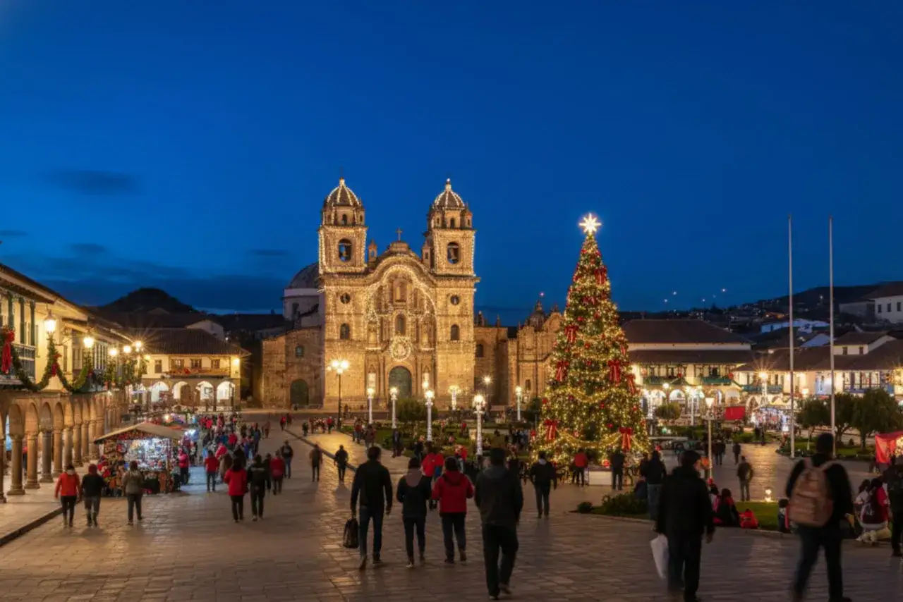 Festliche Weihnachtsstimmung in Peru: Ein beleuchteter Weihnachtsbaum und eine prachtvolle Kirche erhellen den Platz, w&auml;hrend Menschen &uuml;ber den Markt schlendern.
