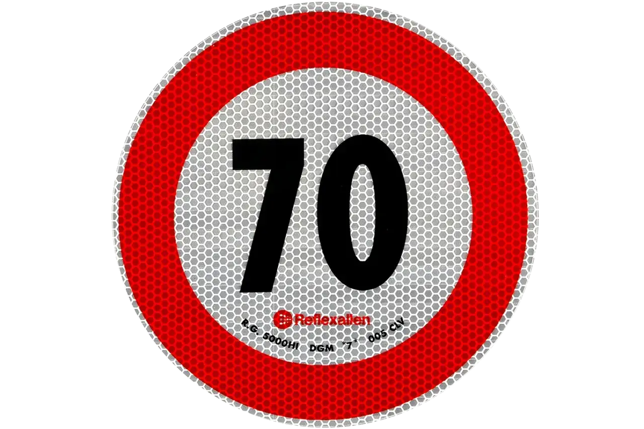 Znak drogowy ograniczający prędkość do 70 km/h na terenie zabudowanym.