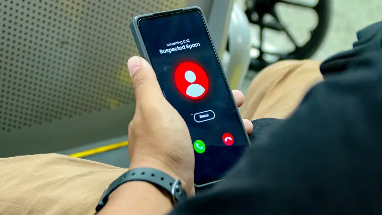 Dłoń trzyma smartfon z powiadomieniem