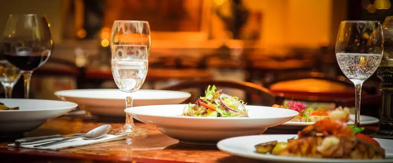 Elegante Tischdeko mit Speisen und Getränken, die an eine food pairing tabelle erinnert.