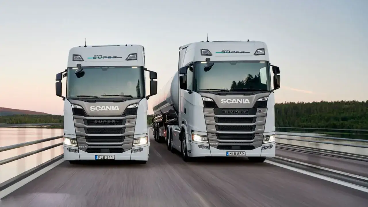 Två nya Scania Super lastbilar kör på en bro. Undrar du ny Scania lastbil pris?