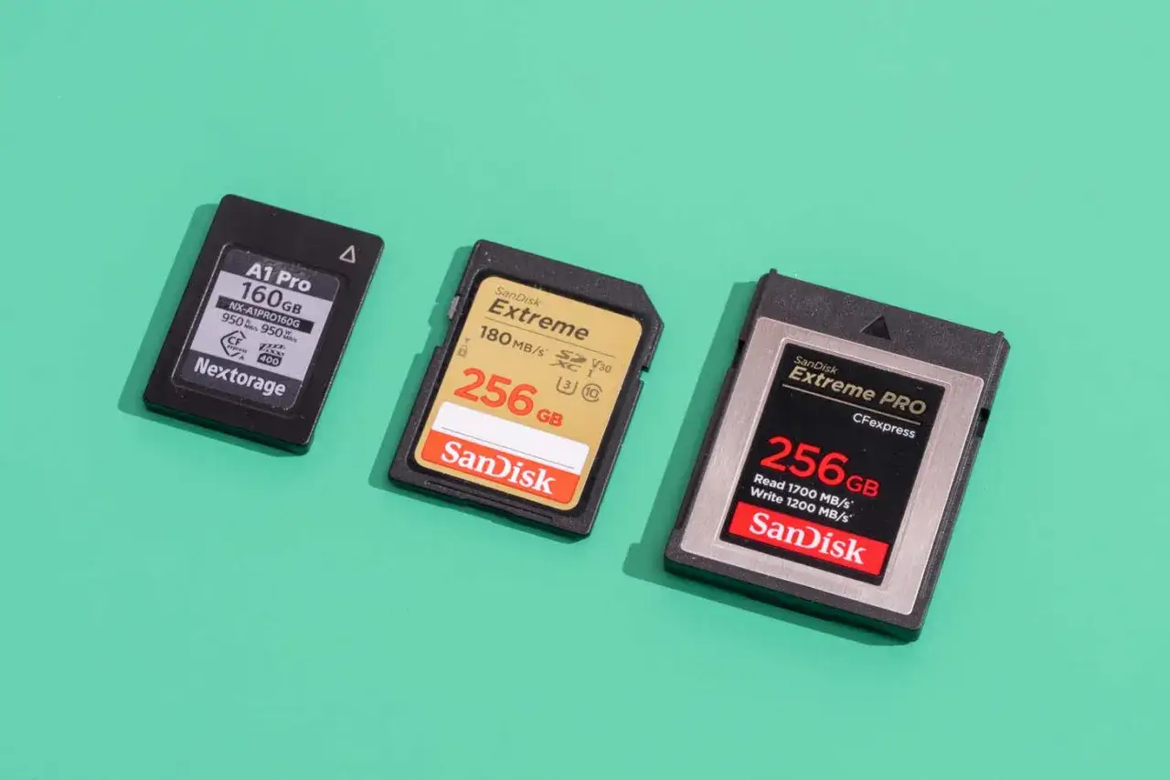 R&oacute;żne rodzaje kart pamięci: Nextorage A1 Pro 160GB, SanDisk Extreme 256GB, SanDisk Extreme PRO CFexpress 256GB.