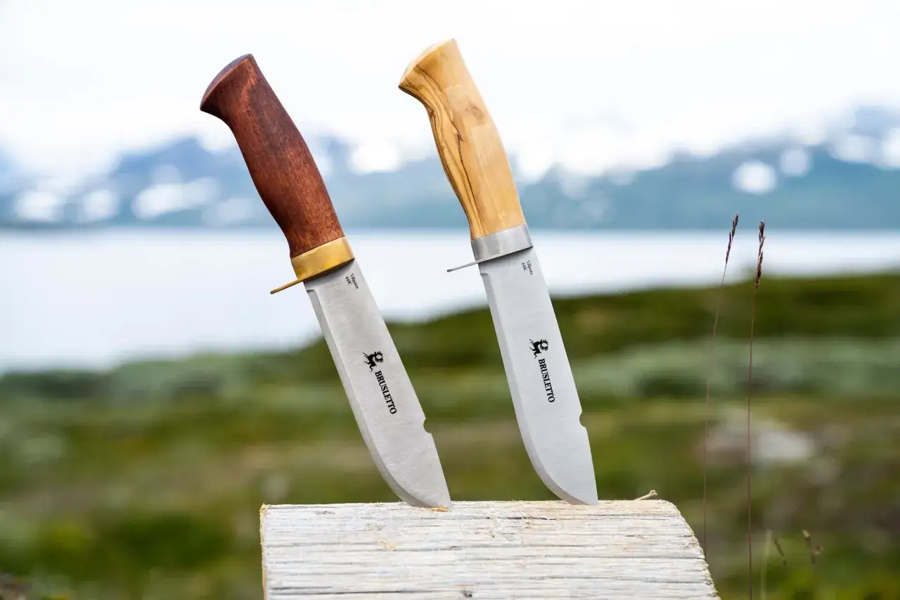 Två Brusletto-knivar med trähandtag, redo att slipa kniv i naturen.