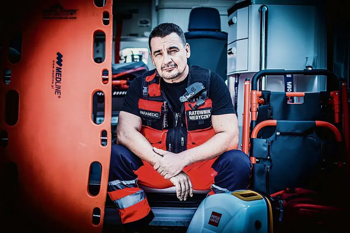 Ratownik medyczny w kamizelce z napisem