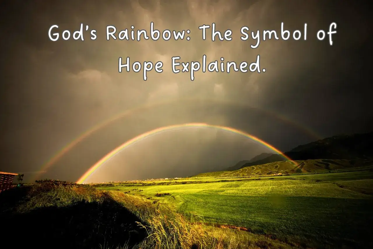 Doppelter Regenbogen über grünen Feldern, ein Symbol der Hoffnung. Die Bedeutung des Regenbogens wird hier erklärt.