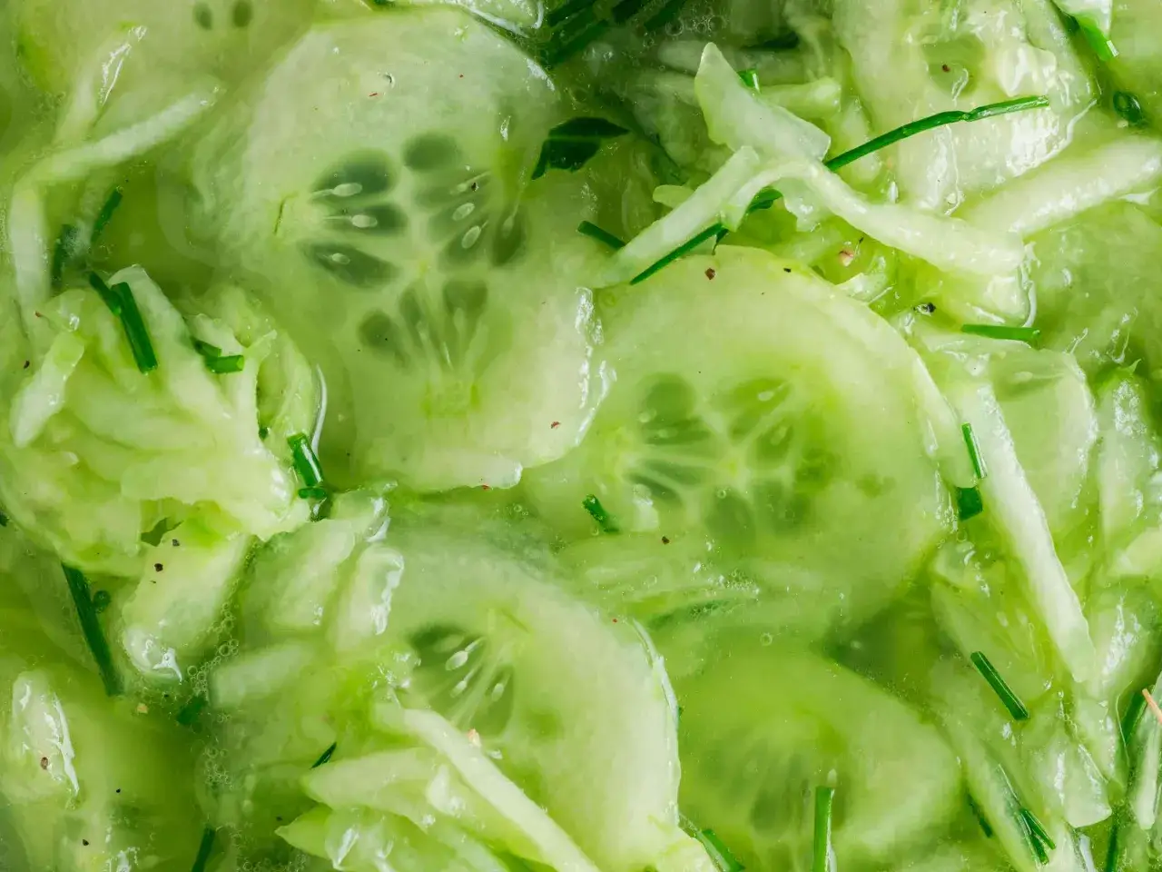 Omas Gurkensalat mit Essig, frisch und knackig, mit feinen Kräutern und einer leichten Vinaigrette. Ein Klassiker, der immer schmeckt.
