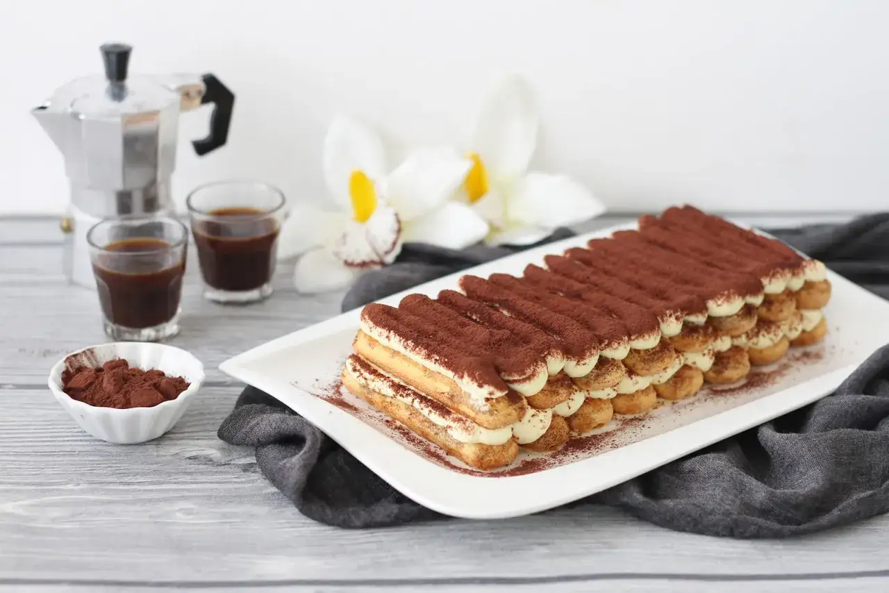 Tiramisù fatto in casa, pronto per essere gustato. Una deliziosa tiramisù ricetta con savoiardi, crema e cacao.