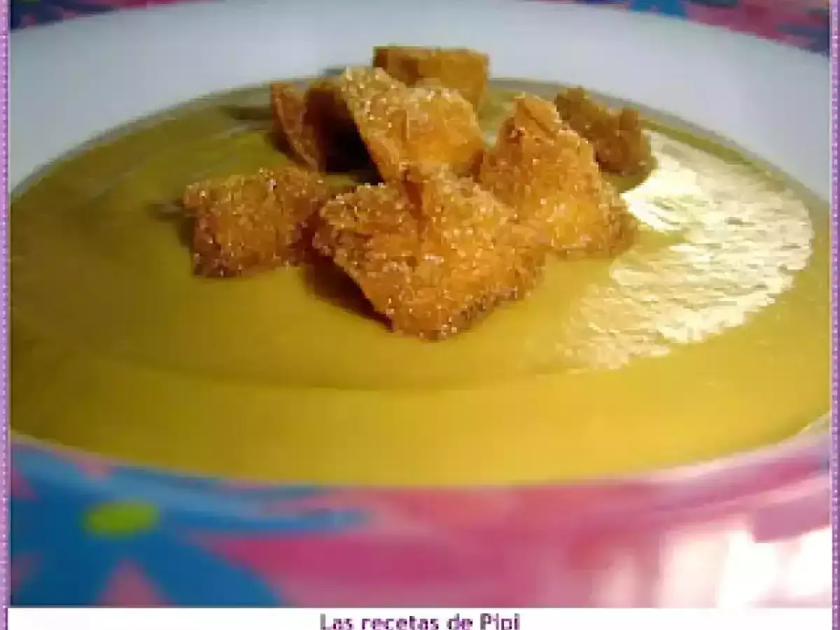 Delicioso pur&eacute; de verduras hecho en Thermomix, coronado con crujientes picatostes dorados.