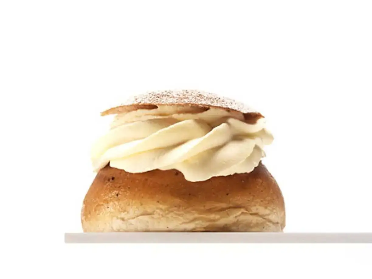 En semla utan j&auml;st, fylld med rikligt med gr&auml;dde och pudrad med florsocker. En dr&ouml;m f&ouml;r alla s&ouml;tsugna!