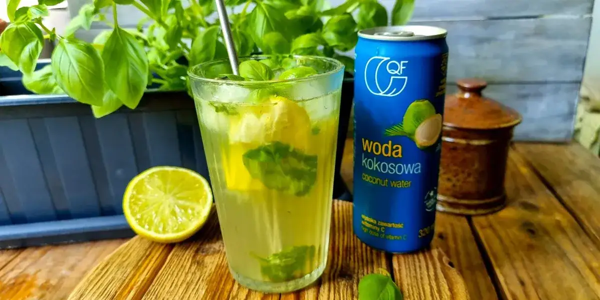 bezalkoholowy drink z liczi i miętą w szklance
