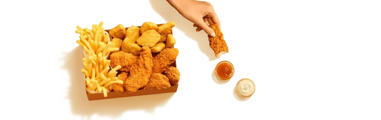 Co jest w chicken box? Chrupiące kawałki kurczaka, złociste frytki i nuggetsy. Idealny zestaw na szybki posiłek.