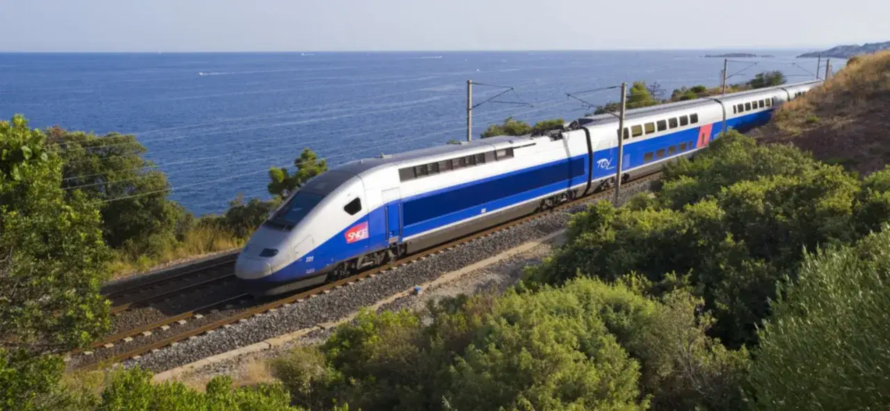 Szybki pociąg TGV jedzie wzdłuż wybrzeża. Zastanawiasz się, jak dojechać z Lloret de Mar do Barcelony? Pociąg to świetna opcja!