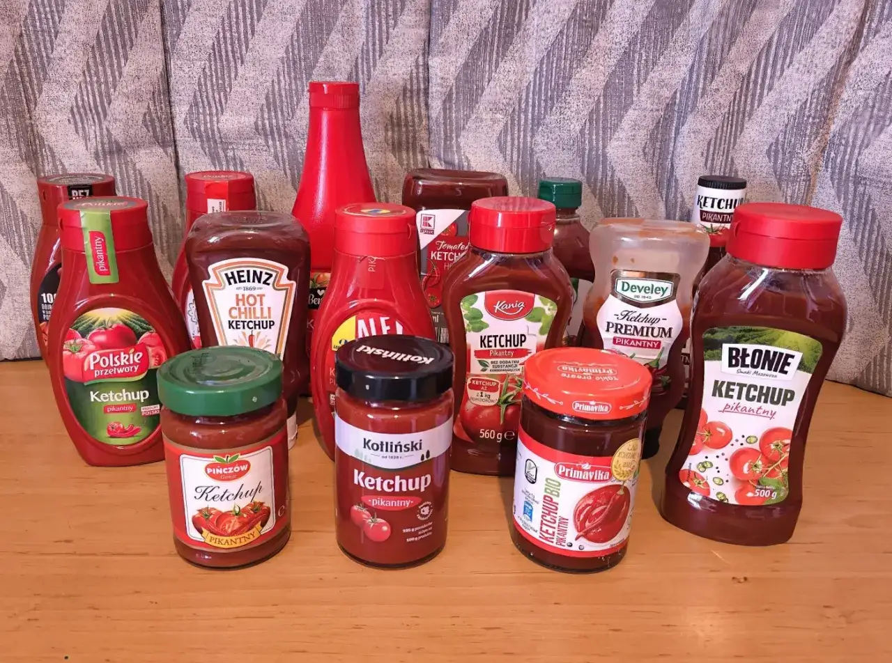 Wiele butelek i słoików z napisem keczup czy ketchup, w tym pikantne wersje.