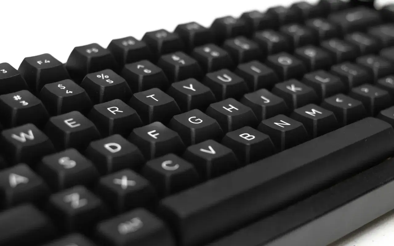 Czarne klawisze klawiatury programisty, gotowe do użycia skr&oacute;t&oacute;w klawiszowych. Litery W, E, R, T, Y, U, I, O, P, A, S, D, F, G, H, J, K, L, Z, X, C, V, B, N, M.