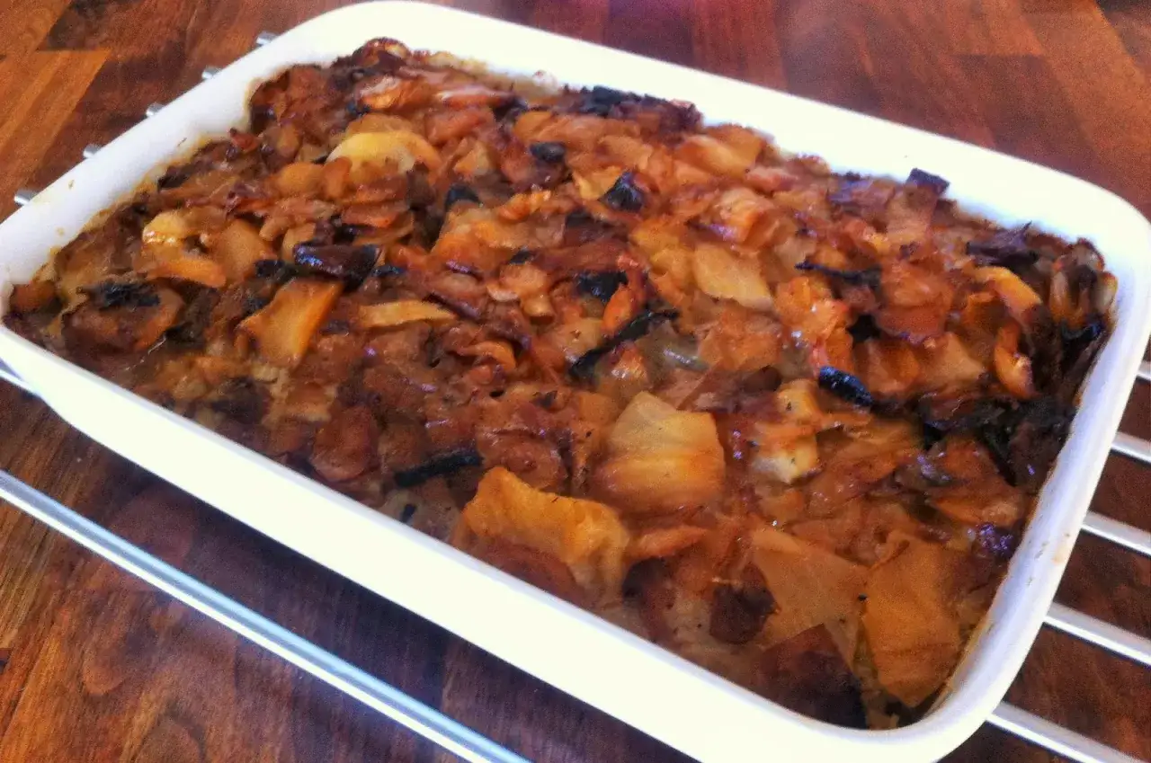 En nygr&auml;ddad farmors k&aring;lpudding i en vit form, gyllene och inbjudande.