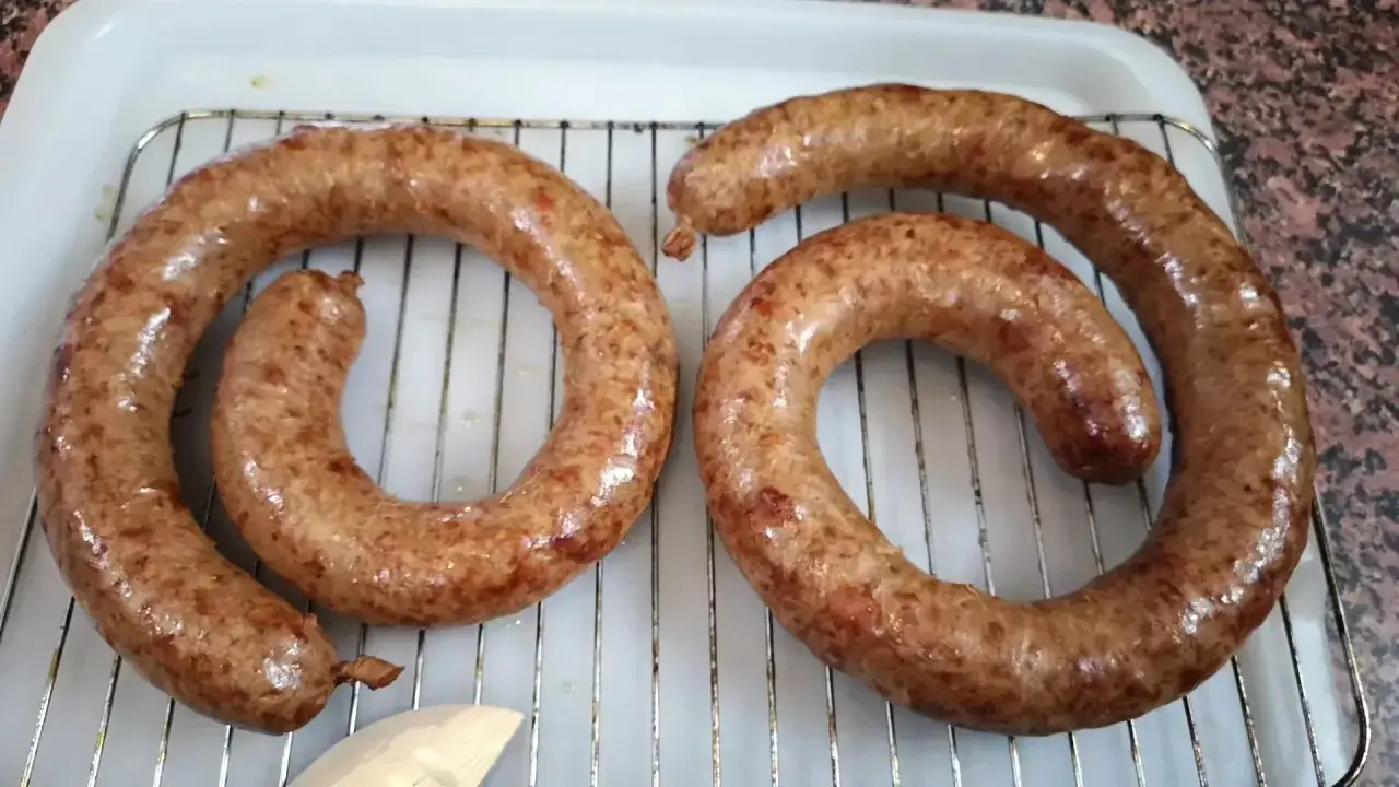Gotowe krążki kiełbasy, idealne na rodzinne przyjęcie. Ten przepis na 10 kg kiełbasy z pewnością zachwyci wszystkich gości.