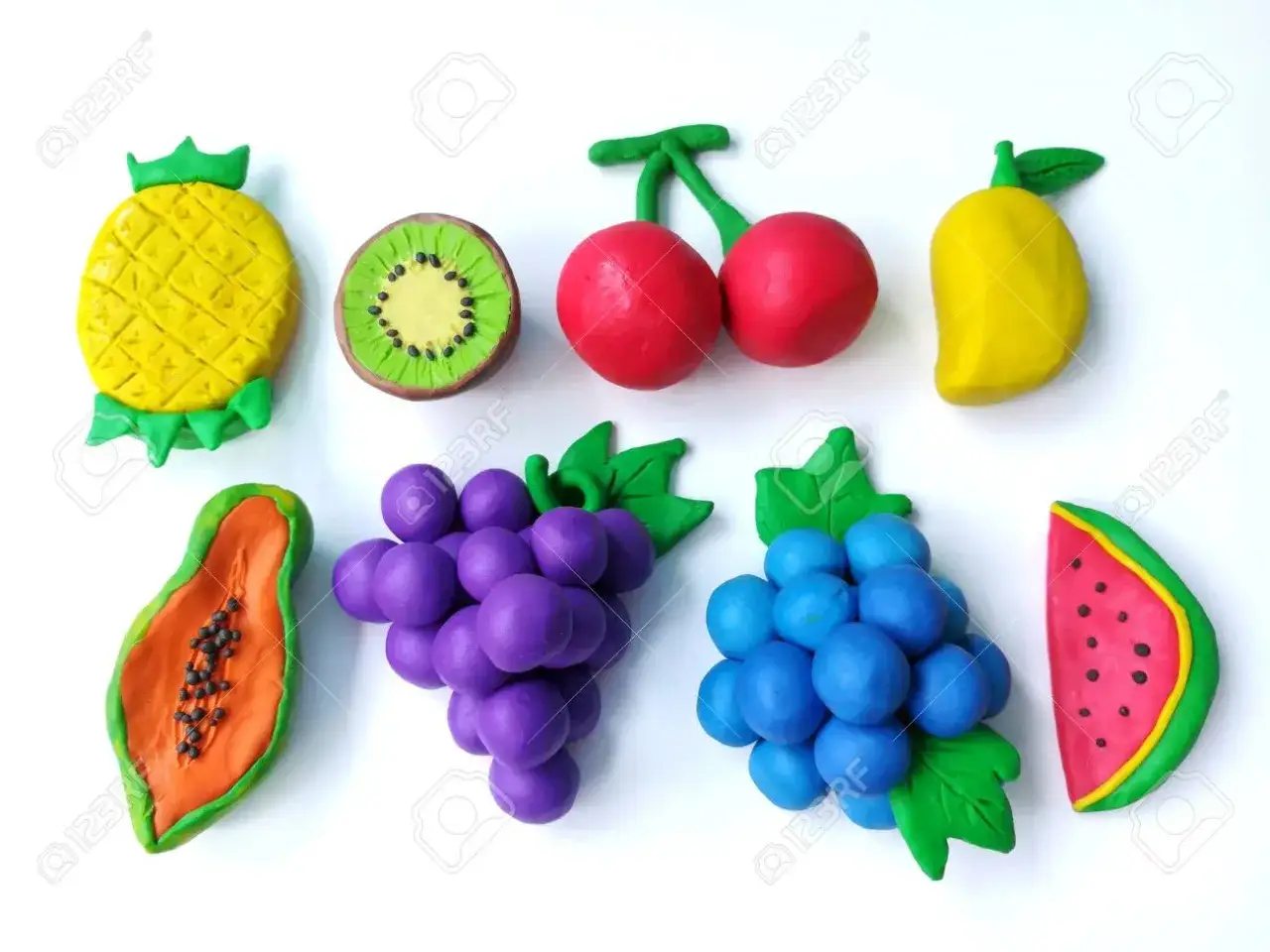 świeże owoce ananas kiwi papaja mango na białym tle