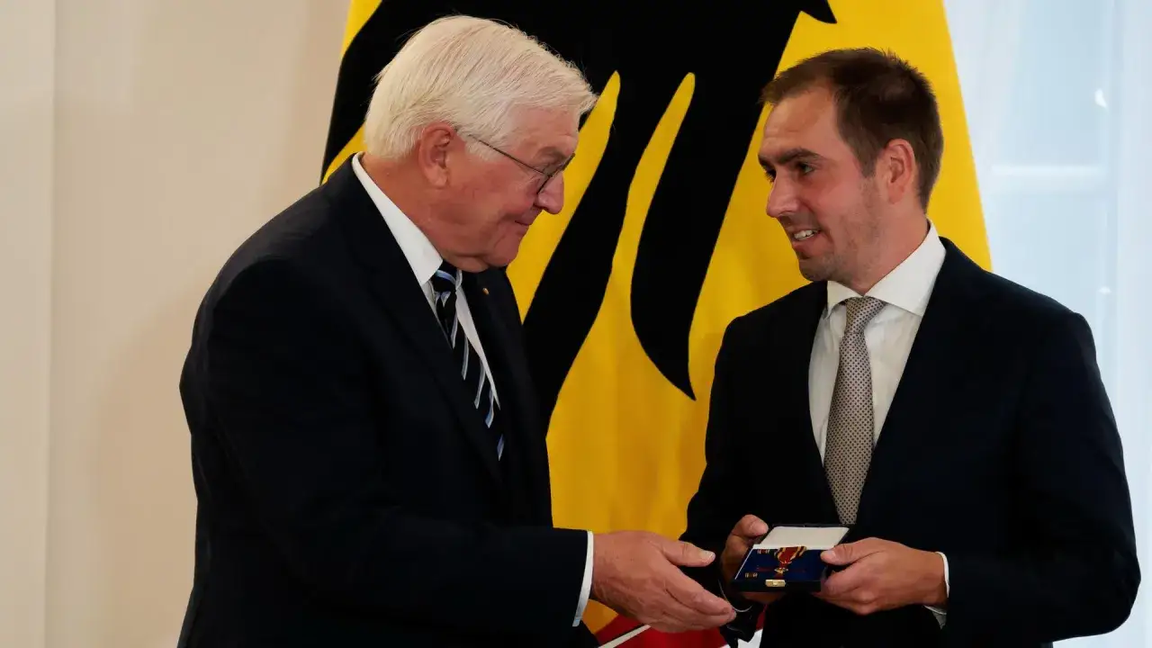 Bundespr&auml;sident &uuml;berreicht das Bundesverdienstkreuz. Die Dotierung des Ordens ist eine besondere Ehre.