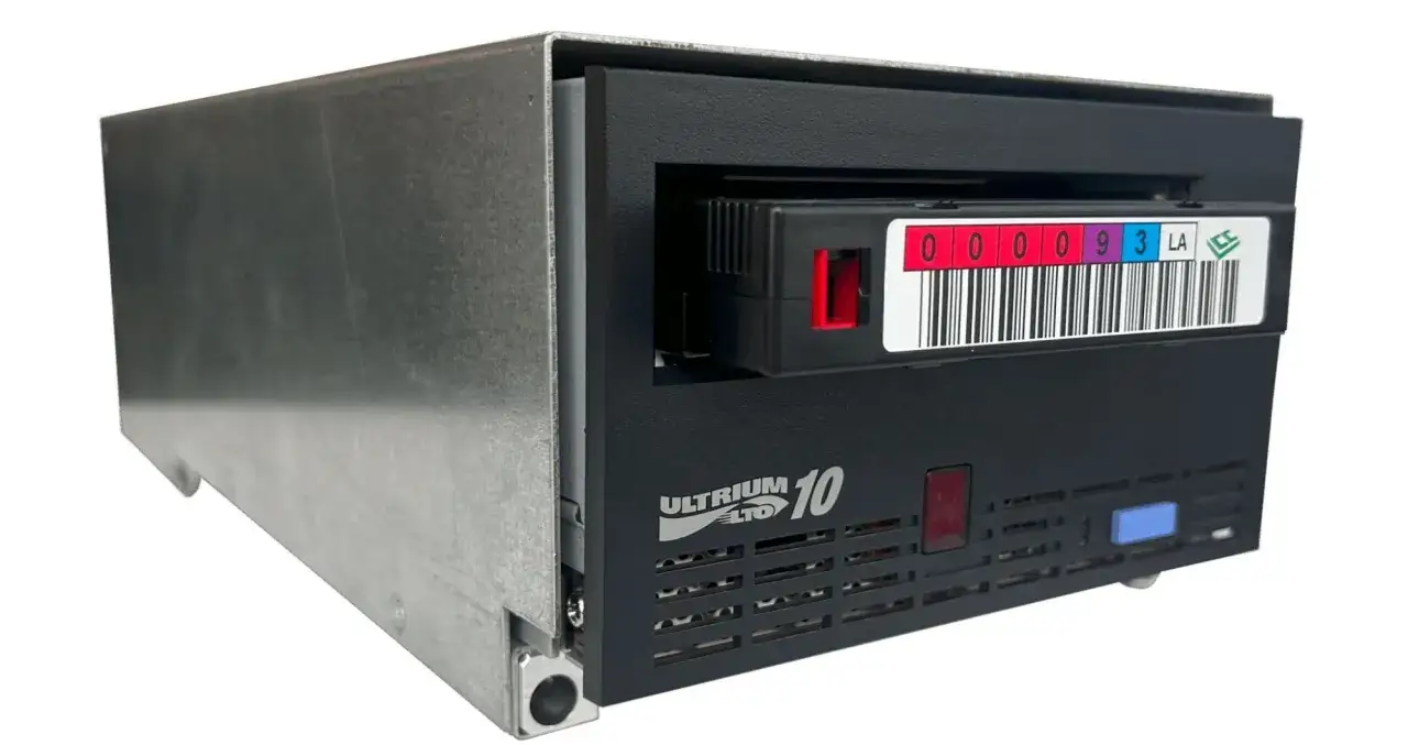 Ultrium LTO 10 Laufwerk für zuverlässige Magnetband Datensicherung. Ein Band ist eingelegt.