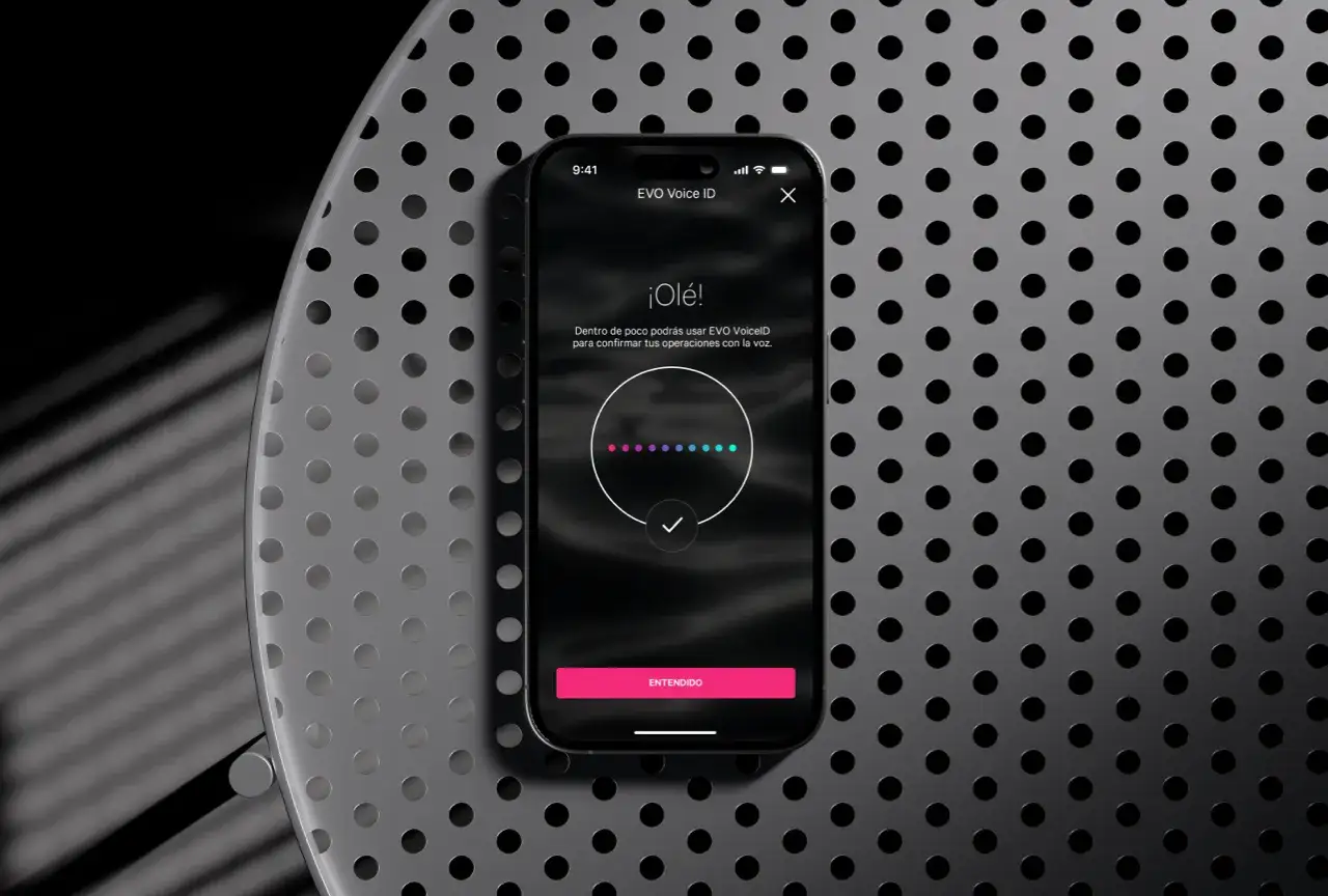 Teléfono muestra app EVO Voice ID, para confirmar operaciones con la voz. ¡Genial! Las opiniones sobre EVO Banco son positivas.