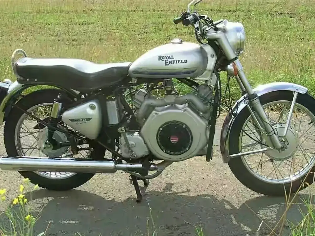 Una moto Royal Enfield Bullet con un motor di&eacute;sel &uacute;nico, lista para recorrer caminos rurales.