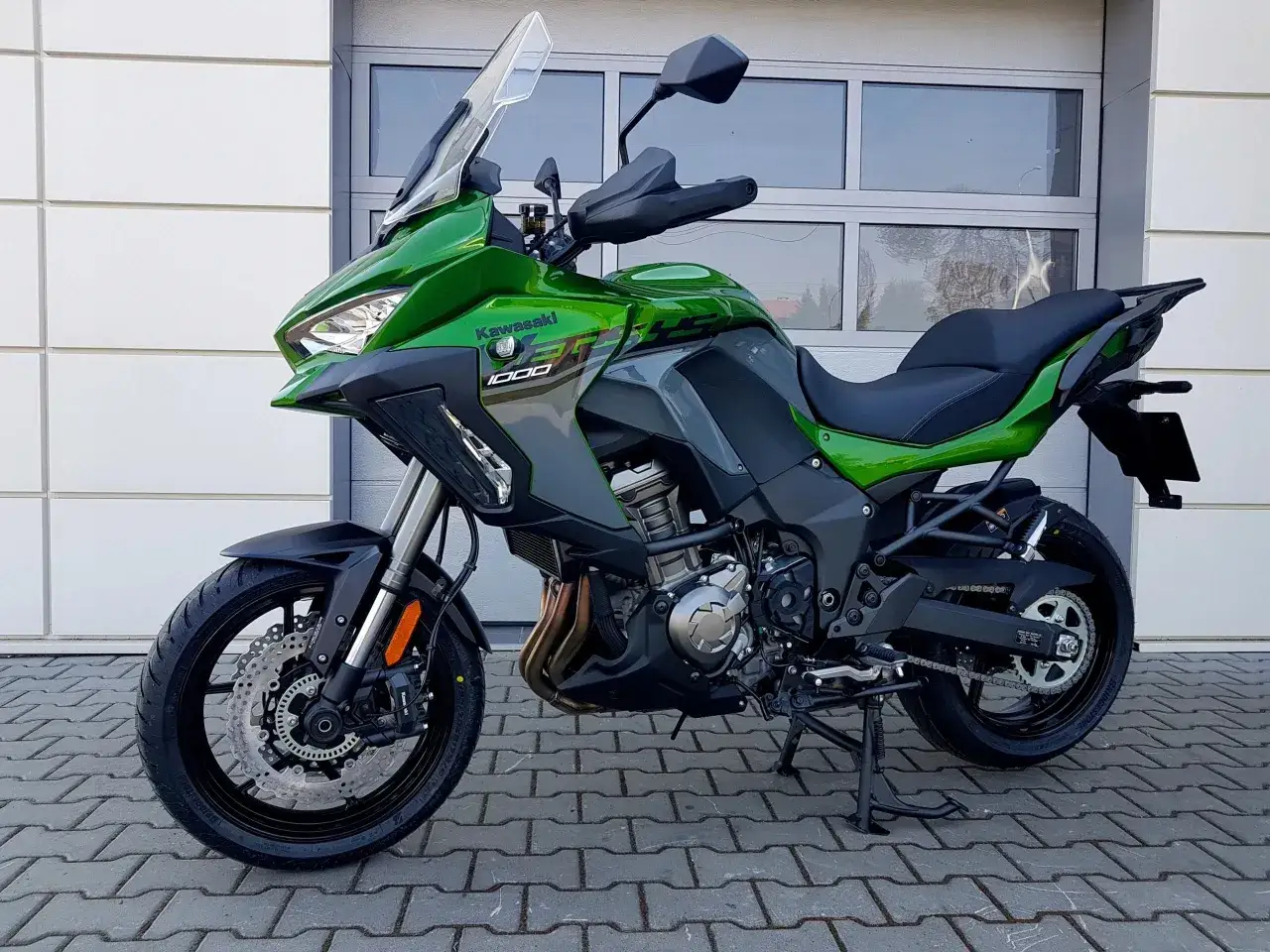 Zielony Kawasaki Versys 1000 gotowy do podróży. Sprawdź kawasaki versys 1000 dane techniczne i ruszaj w drogę!