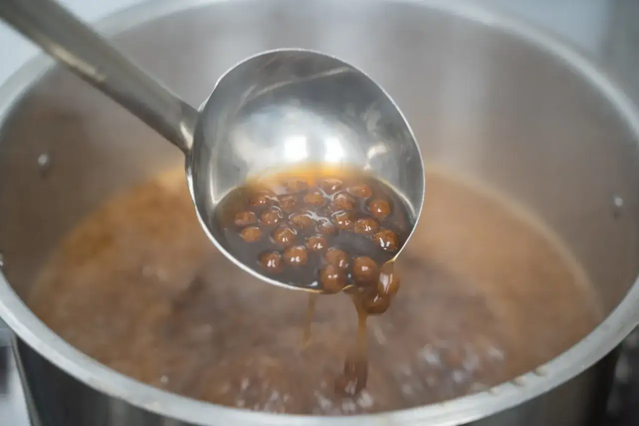 Gotowe kuleczki tapioki w syropie, nabierane chochlą z garnka. Idealne do bubble tea. Jak zrobić tapiokę?