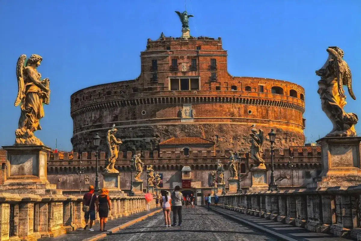 Ponte Sant'Angelo, un'icona di Roma 72h, con statue di angeli e Castel Sant'Angelo sullo sfondo.