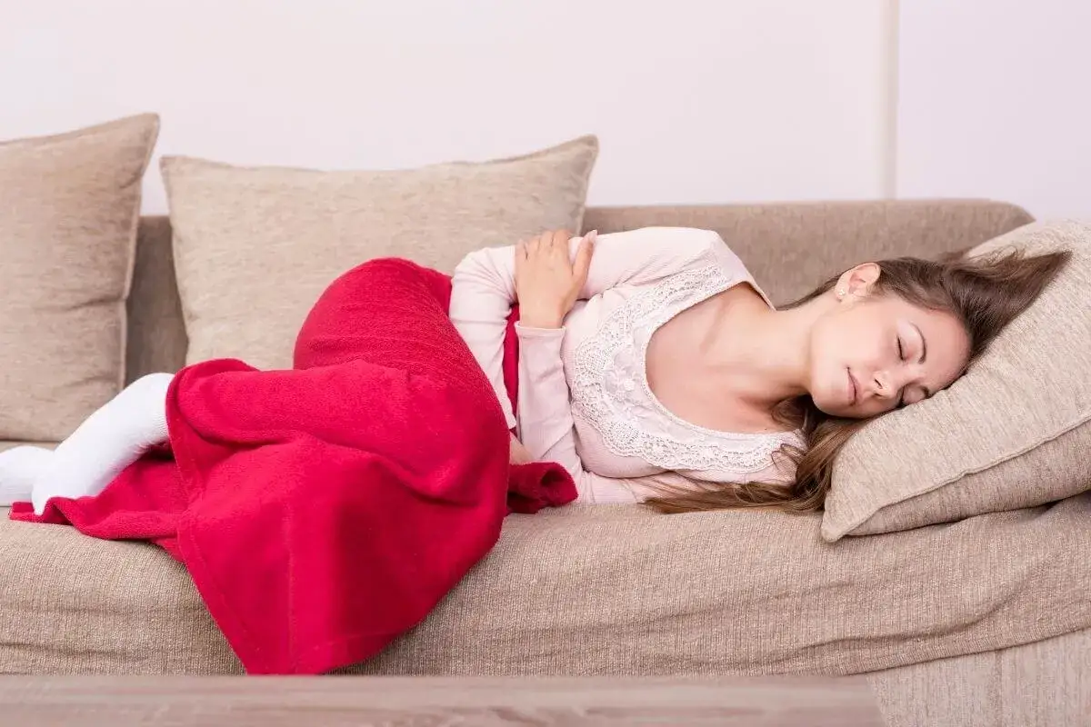 kobieta śpiąca na brzuchu b&oacute;l menstruacyjny