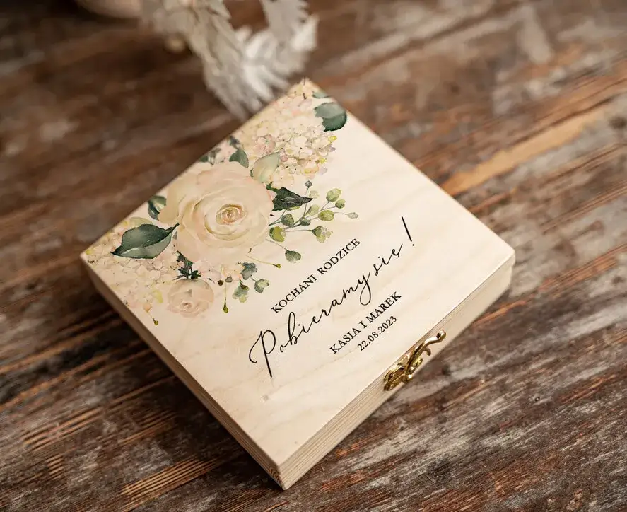 kreatywne zaproszenia dla rodziców na ślub, drewniane skrzyneczki, personalizowane zaproszenia