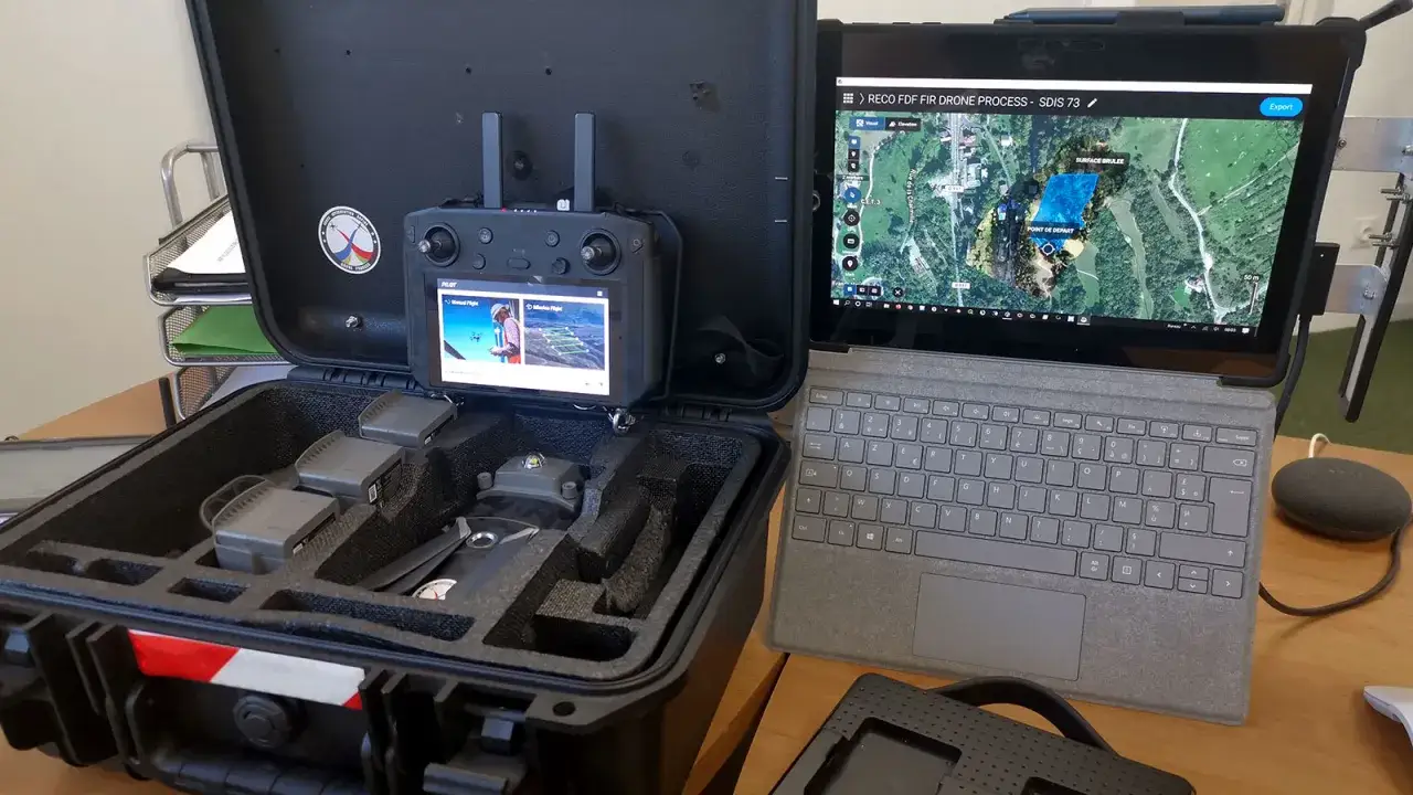 DJI PC Software zeigt eine Drohne im Koffer, Fernbedienung und Tablet mit Kartenansicht.