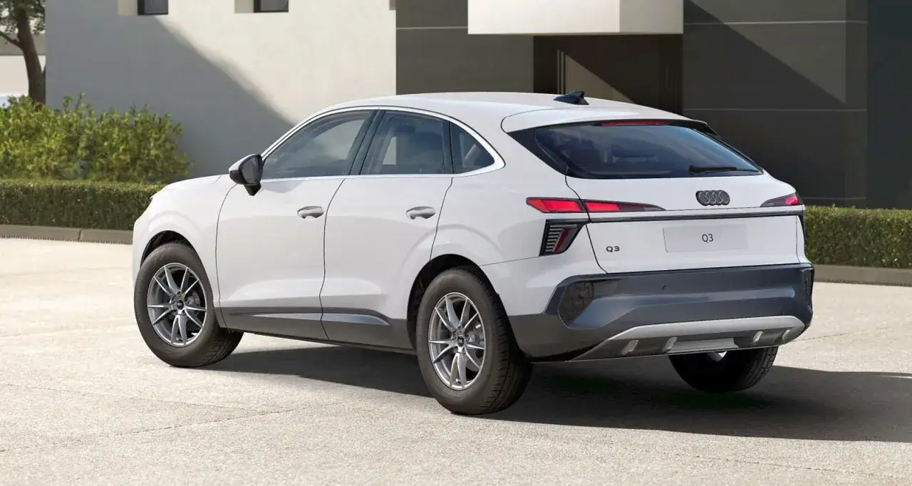 Białe Audi Q3 z tyłu, z nowoczesnymi światłami LED. Sprawdź aktualną audi q3 cena i wybierz swój wymarzony SUV.