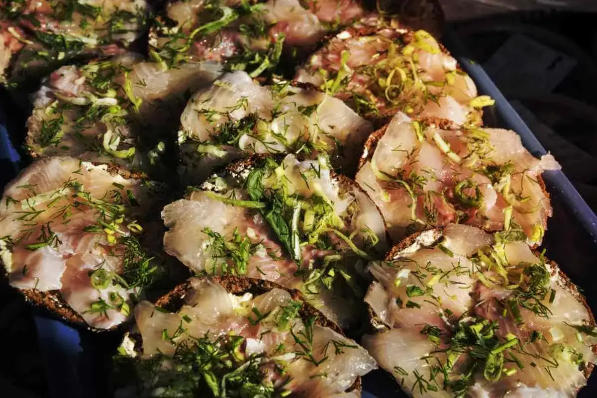 Smörgåsar med fisk och dill, en enkel lyxig middag.